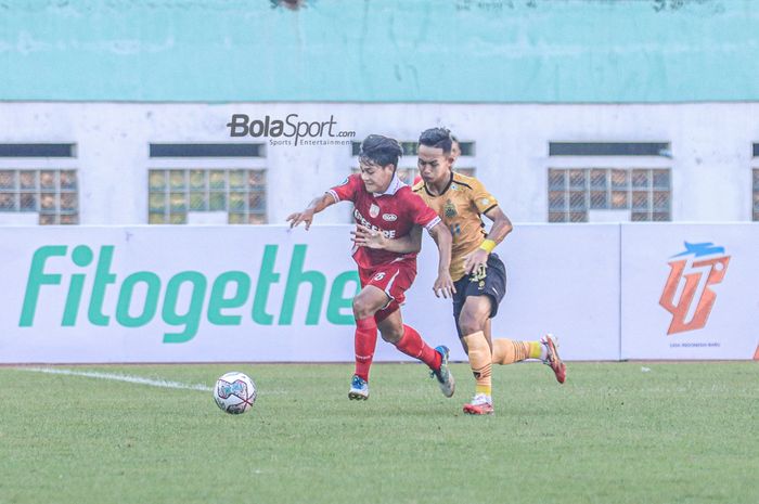 Pemain Persis Solo, Zanadin Fariz (kiri), sedang menguasai bola dan dibayangi pilar Bhayangkara FC bernama Sani Rizki Fauzi (kanan) dalam laga pekan kelima Liga 1 2022 di Stadion Wibawa Mukti, Cikarang, Jawa Barat, 19 Agustus 2022.
