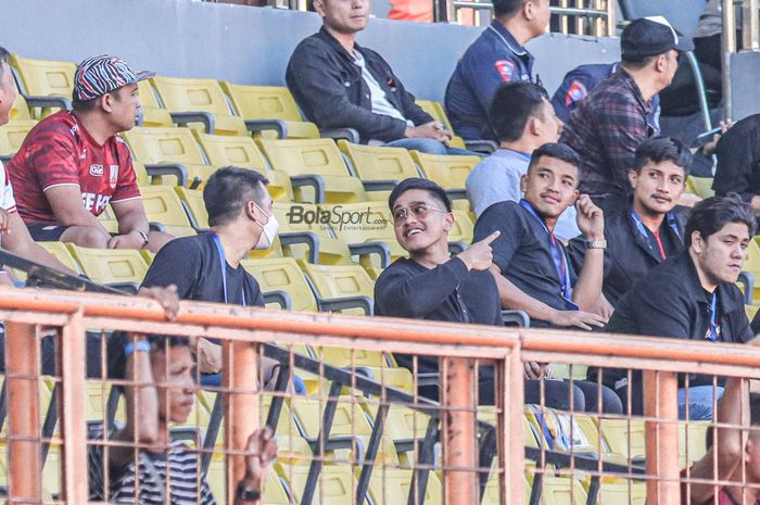 Direktur PT Persis Solo Saestu, Kaesang Pangarep (kaca mata), nampak sumringah saat memantau timnya bertanding dalam laga pekan kelima Liga 1 2022 di Stadion Wibawa Mukti, Cikarang, Jawa Barat, 19 Agustus 2022.