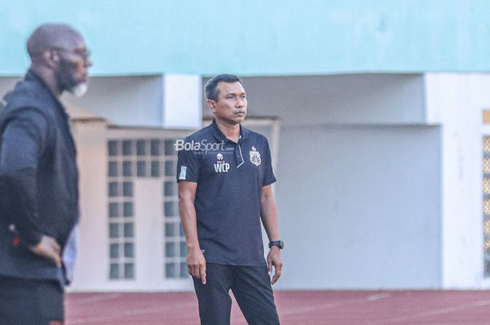 Pelatih Bhayangkara FC, Widodo Cahyono Putro, sedang memantau timnya bertanding dalam laga pekan kelima Liga 1 2022 di Stadion Wibawa Mukti, Cikarang, Jawa Barat, 19 Agustus 2022.
