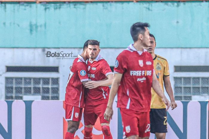 Penyerang Persis Solo, Fernando Rodrigues Ortega (tengah), mendapatkan pelukan seusai mencetak gol dalam laga pekan kelima Liga 1 2022 di Stadion Wibawa Mukti, Cikarang, Jawa Barat, 19 Agustus 2022.