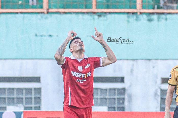 Penyerang Persis Solo, Fernando Rodrigues Ortega (tengah), melakukan selebrasi seusai mencetak gol dalam laga pekan kelima Liga 1 2022 di Stadion Wibawa Mukti, Cikarang, Jawa Barat, 19 Agustus 2022.