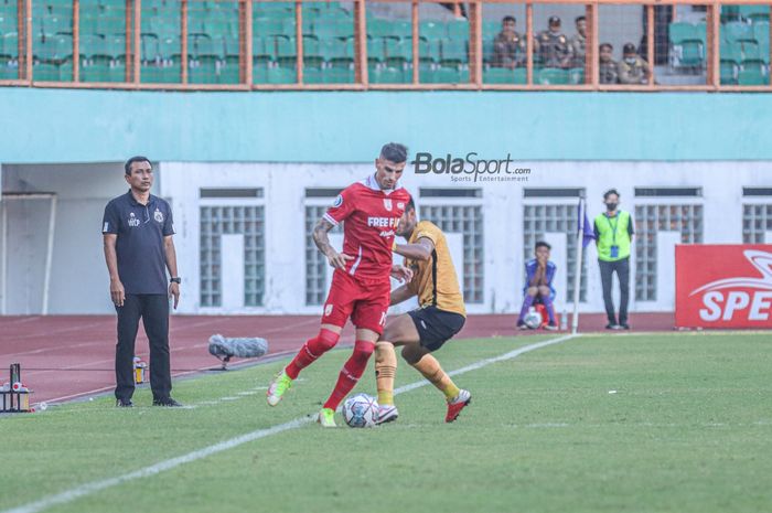 Penyerang Persis Solo, Fernando Rodrigues Ortega (kiri), sedang menguasai bola dalam laga pekan kelima Liga 1 2022 di Stadion Wibawa Mukti, Cikarang, Jawa Barat, 19 Agustus 2022.