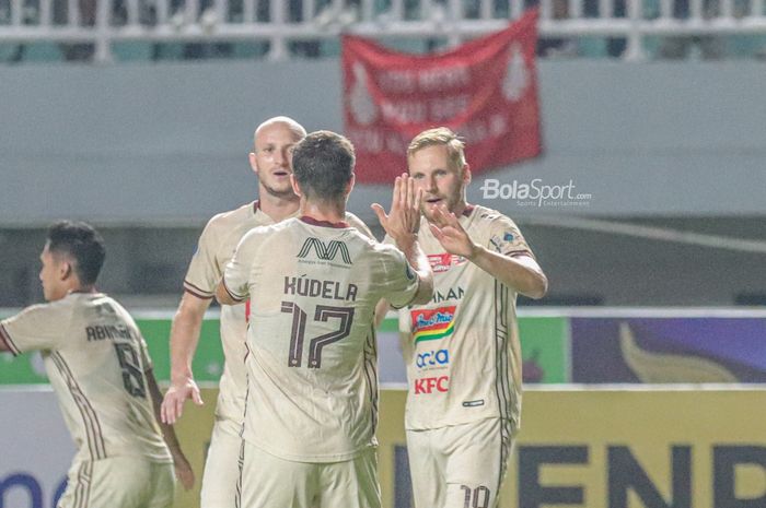 Gelandang Persija Jakarta, Hanno Behrens (kanan), mendapatkan apresiasi dari rekannya seusai mencetak gol dalam laga pekan kelima Liga 1 2022 di Stadion Pakansari, Bogor, Jawa Barat, 20 Agustus 2022.