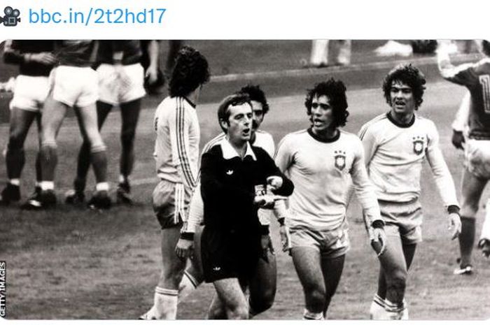 Wasit asal Wales, Clive Thomas, dalam keputusan kontroversialnya di laga Brasil versus Swedia pada Piala Dunia 1978.