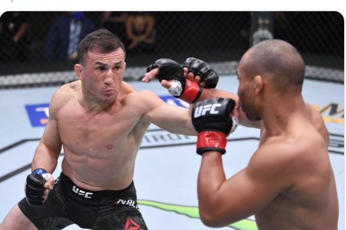 Jagoan UFC yang pernah menggondol medali perak Kejuaraan Dunia Sambo, Merab Dvalishvili (kiri), kala beraksi di oktagon UFC.