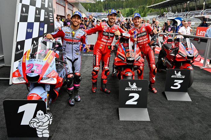 Dari kiri ke kanan, Enea Bastianini (Gresini Racing), Francesco Bagnaia, dan Jack Miller (Ducati) setelah sesi kualifikasi di Red Bull Ring, Sabtu (20/8/2022).