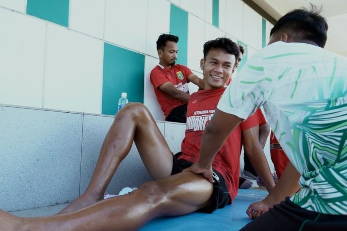 Pemain Persebaya Surabaya, Koko Ari, saat mendapatkan perawatan dari tim fisioterapis.