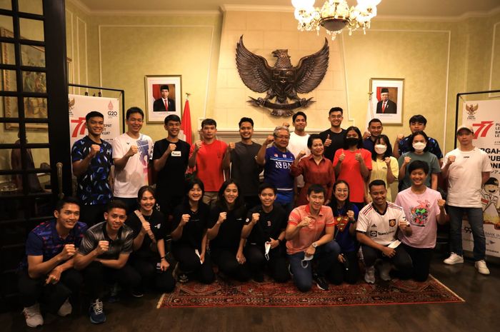 Tim bulu tangkis Indonesia saat diundang ke Kedutaan Besar Republik Indonesia di Tokyo, Jepang pada Jumat (19/8/2022)