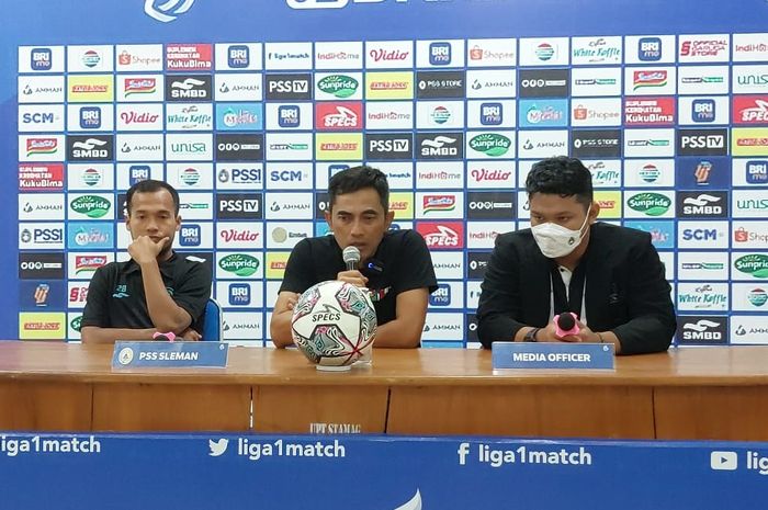 Pelatih PSS Sleman Seto Nurdiantoro dan Syaeful Ramadhan pada sesi jumpa pers seusai laga melawan Persib Bandung di Stadion Maguwoharjo, Sleman, Jumat (19/8/2022.