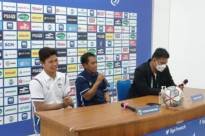 Pelatih Persib Bandung Budiman dan Achmad Jufriyanto pada sesi jumpa pers seusai laga melawan PSS Sleman di Stadion Maguwoharjo, Sleman, Jumat (19/8/2022.