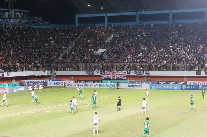 Suasana pertandingan antara PSS Sleman melawan Persib Bandung di Stadion Maguwoharjo, Sleman, Jumat (19/8/2022).