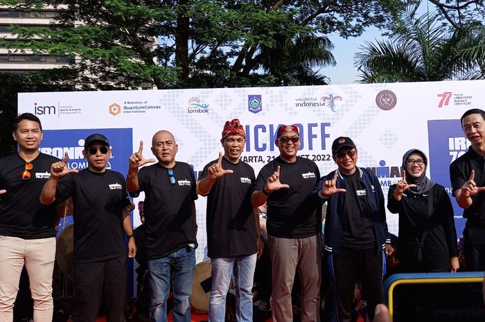 Jajaran penyelenggara, perwakilan pemerintah pusat, dan daerah pada sesi foto bersama usai Kick-Off IRONMAN 70.3 Lombok 2022 yang berlangsung di kawasan Sudirman, Jakarta Pusat, Minggu (21/8/2022).