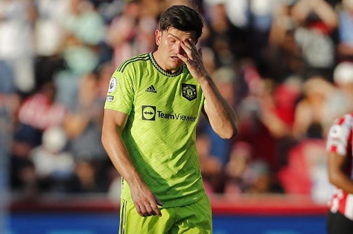 Reaksi Harry Maguire dalam duel Liga Inggris, Brentford vs Manchester United, di Gtech Community Stadium,  Sabtu (13/8/2022).