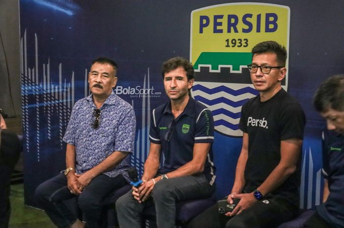 (Dari kiri ke kanan) Umuh Muchtar selaku Komisaris PT Persib Bandung Bermartabat, Luis Milla sebagai pelatih baru Persib, dan Teddy Tjahjono sebagai Direktur PT Persib Bandung Bermartabat.
