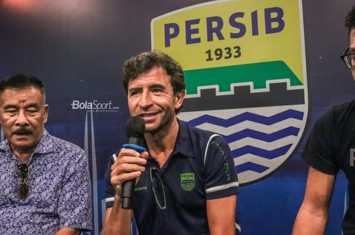 Pelatih baru Persib Bandung, Luis Milla, saat memberikan keterangan kepada awak media di Graha Persib, Bandung, Jawa Barat, 22 Agustus 2022.