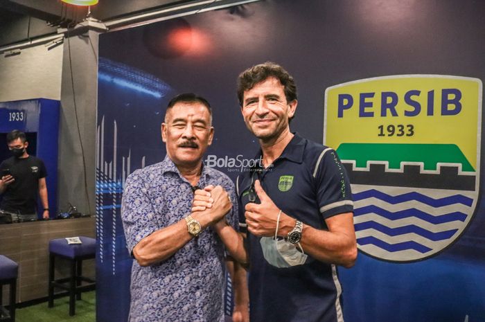 Komisaris PT Persib Bandung Bermartabat, Umuh Muchtar (kiri), sedang berjabat tangan dengan Luis Milla (kanan) selaku pelatih barunya di Graha Persib, Bandung, Jawa Barat, 22 Agustus 2022.