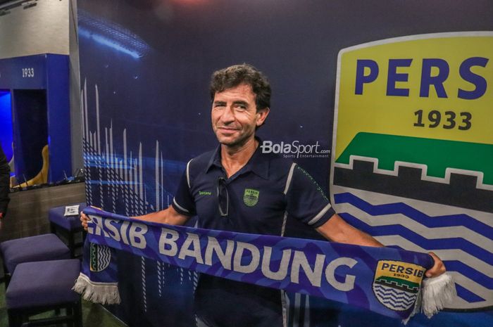 Luis Milla resmi diperkenalkan sebagai pelatih baru Persib Bandung di Graha Persib, Bandung, Jawa Barat, 22 Agustus 2022.