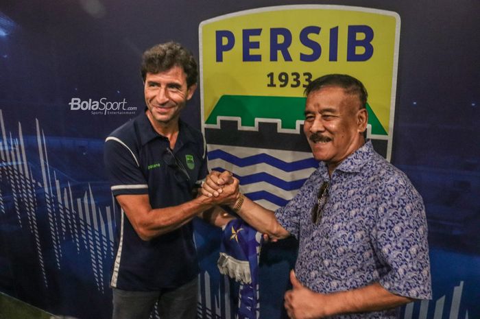 Komisaris PT Persib Bandung Bermartabat, Umuh Muchtar (kanan), sedang berjabat tangan dengan Luis Milla (kanan) selaku pelatih barunya di Graha Persib, Bandung, Jawa Barat, 22 Agustus 2022.