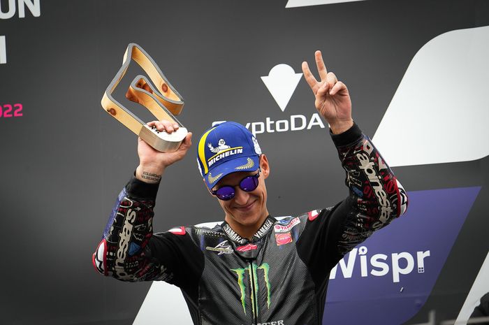 Pembalap Monster Energy Yamaha, Fabio Quartararo, saat merayakan podium kedua pada MotoGP Austria 2022