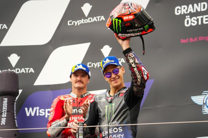 Pembalap Monster Energy Yamaha, Fabio Quartararo dan pembalap Lenovo Ducati, Jack Miller berpose usai bertarung di MotoGP Austria 2022.