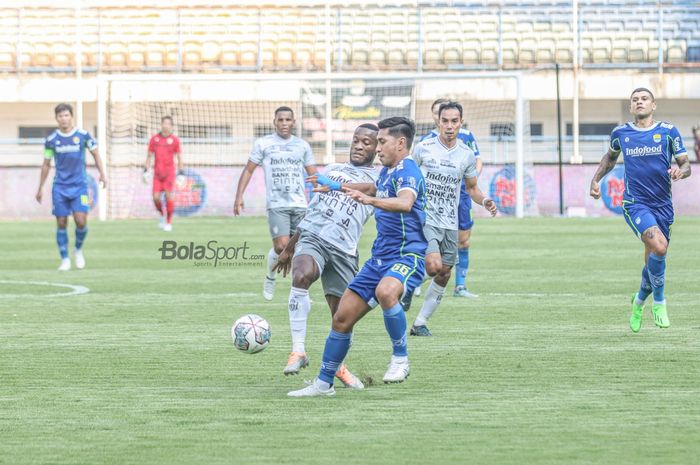 Gelandang Bali United, Jean Marie Privat Befolo Mbarga (kiri), sedang berebut bola dengan pilar Persib Bandung bernama Daisuke Caumanday Sato dalam laga pekan kenam Liga 1 2022 di Stadion Gelora Bandung Lautan Api, Bandung, Jawa Barat, 23 Agustus 2022.