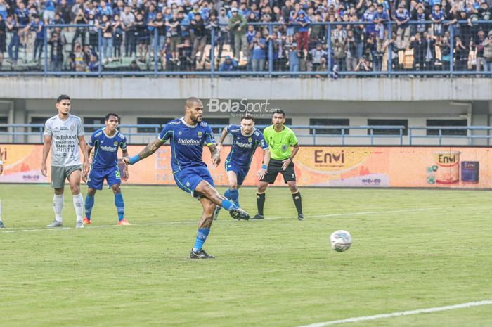 Striker Persib Bandung, David Da Silva, sedang menendang penalti dalam laga pekan keenam Liga 1 2022 di Stadion Gelora Bandung Lautan Api, Bandung, Jawa Barat, 23 Agustus 2022.