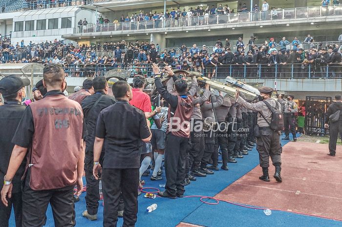 Sejumlah pemain Bali United mendapatkan pengawalan ketat dari kepolisian saat keluar dari Stadion Gelora Bandung Lautan Api, Bandung, Jawa Barat, 23 Agustus 2022.