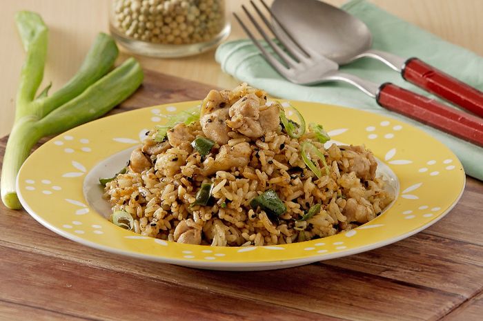 Ilustrasi sajian nasi goreng teriyaki wijen, resep nasi goreng anti mainstream untuk di rumah.