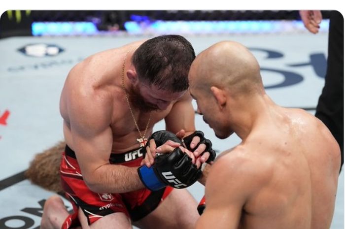 Respek di antara Merab Dvalishvili (kiri) dan Jose Aldo setelah mereka berduel di UFC 278, Minggu (21/8/2022) siang WIB, di Utah, AS.