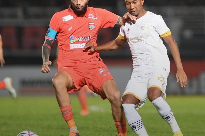 Kapten Borneo FC, Diego Michiels dalam laga pekan keenam Liga 1 2022/2023 melawan Dewa United di Stadion Segiri, Samarinda, Kalimanta Timur, Selasa (23/8/2022).
