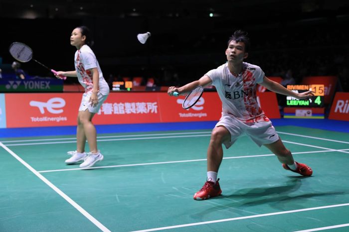 Pasangan ganda campuran Indonesia, Rinov Rivaldy/Pitha Haningtyas Mentari, melewati babak 32 besar dengan kemenangan pada Kejuaraan Dunia 2022 di Tokyo Metropolitan Gymnasium, Shibuya, Tokyo, Jepang, Selasa (23/8/2022).