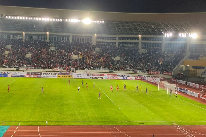 Suasana pertandingan antara Persis Solo melawan Madura United pada laga keenam Liga 1 2022/2023 di Stadion Manahan, Solo, Selasa (23/8/2022).