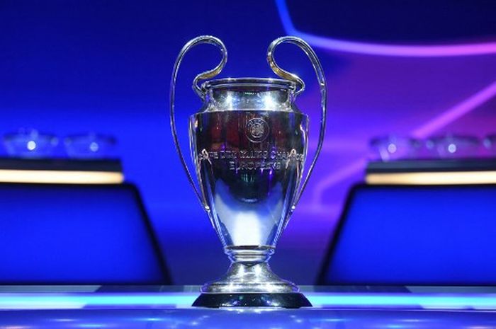 Trofi Liga Champions saat dipamerkan di Istanbul, Turki (26/8/2021).