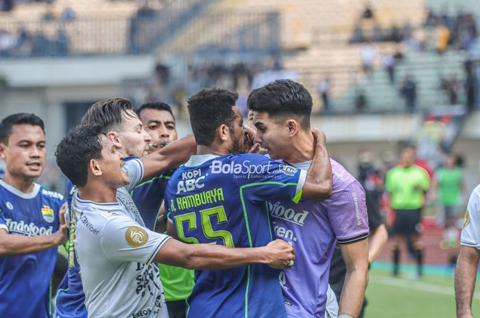 Kiper Bali United, Nadeo Argawinata (kiri), sempat terlibat perselisihan dengan gelandang Persib Bandung bernama Ricky Kambuaya (kanan) dalam laga pekan kenam BRI Liga 1-2022/2023 di Stadion Gelora Bandung Lautan Api, Bandung, Jawa Barat, 23 Agustus 2022.