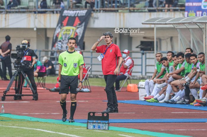 Pelatih Bali United, Stefano Cugurra alias Teco, sedang memantau timnya bertanding dalam laga pekan keenam Liga 1 2022 di Stadion Gelora Bandung Lautan Api, Bandung, Jawa Barat, 23 Agustus 2022.