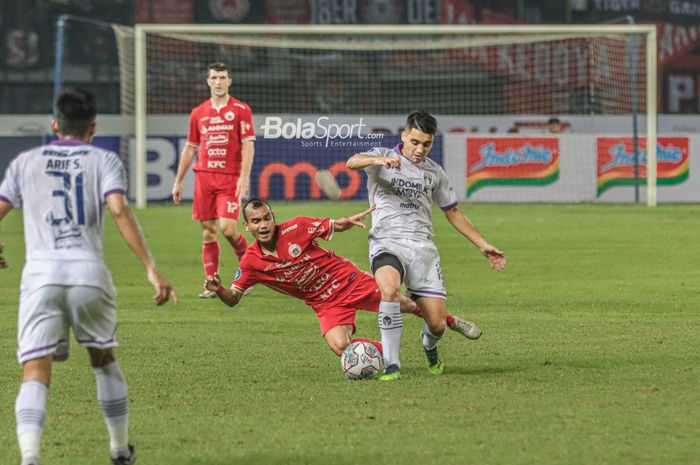 Pemain Persita Tangerang, Norberto Ezequiel Vidal (kanan), sedang berduel merebut bola dengan pilar Persija Jakarta bernama Riko Simanjuntak (kiri) dalam laga pekan kelima Liga 1 2022 di Stadion Patriot Candrabhaga, Bekasi, Jawa Barat, 24 Agustus 2022.