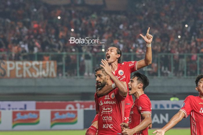Abdulla Yusuf melakukan selebrasi bersama sejumlah pemain Persija Jakarta seusai ia mencetak gol dalam laga pekan kelima Liga 1 2022 di Stadion Patriot Candrabhaga, Bekasi, Jawa Barat, 24 Agustus 2022.