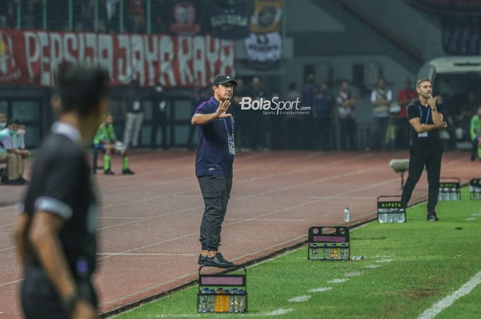 Pelatih Persita Tangerang, Angel Alfredo Vera, sedang memberikan intruksi kepada para pemainnya dalam laga pekan kelima Liga 1 2022 di Stadion Patriot Candrabhaga, Bekasi, Jawa Barat, 24 Agustus 2022.