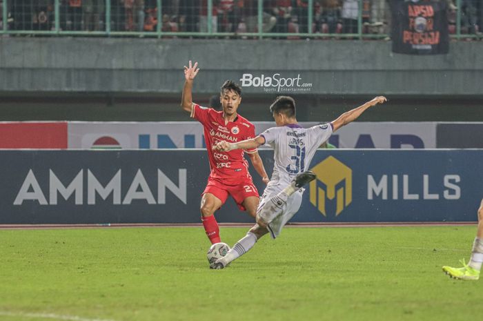 Pemain Persija Jakarta, Alfriyanto Nico (kiri), sedang berusaha merebut bola dalam laga pekan kelima Liga 1 2022 di Stadion Patriot Candrabhaga, Bekasi, Jawa Barat, 24 Agustus 2022.
