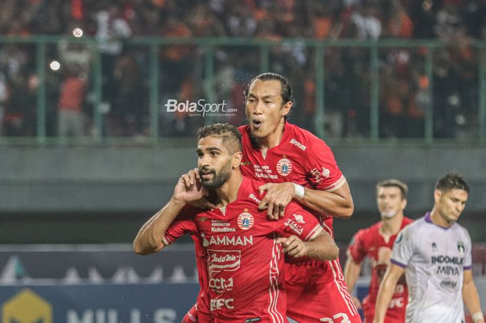Striker Persija Jakarta, Abdulla Yusuf (depan), mendapatkan pelukan dari rekannya bernama Hansamu Yama (belakang) dalam laga pekan kelima Liga 1 2022 di Stadion Patriot Candrabhaga, Bekasi, Jawa Barat, 24 Agustus 2022.