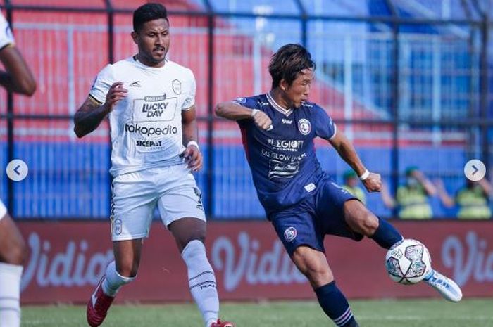 Dua pemain asing Arema FC dan RANS Nusantara sedang berebut bola di laga pekan keenam Liga 1 2022-2023, pada Rabu (24/8/2022).