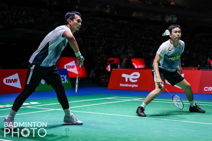 Pasangan ganda putra Indonesia, Mohammad Ahsan/Hendra Setiawan, saat mengalahkan wakil Prancis, Lucas Corvee/Ronan Labar, pada babak 32 besar Kejuaraan Dunia 2022 di Tokyo Metropolitan Gymnasium, Jepang, Rabu 24 Agustus 2022