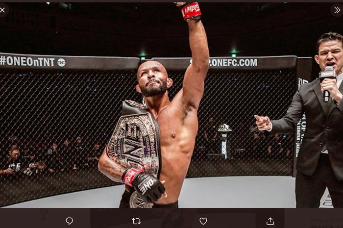 Raja kelas terbang ONE Championship, Demetrious Johnson, memberikan titah yang menjadi peluang Eko Roni Saputra berduel dengannya.