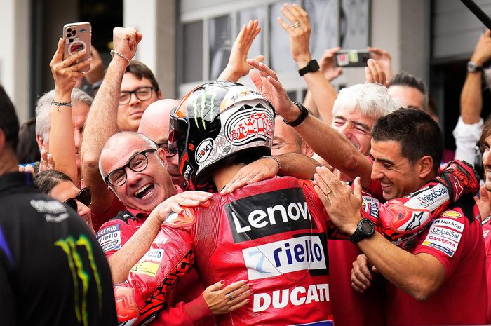 Pembalap Ducati Lenovo, Francesco Bagnaia, merayakan kemenangan pada MotoGP Austria 2022 bersama timnya di parc-ferme.