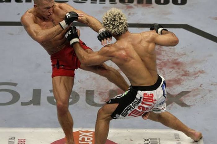 Pertarungan George St-Pierre (kiri) vs Josh Koscheck di UFC 74 (25/8/2007) di Las Vegas.