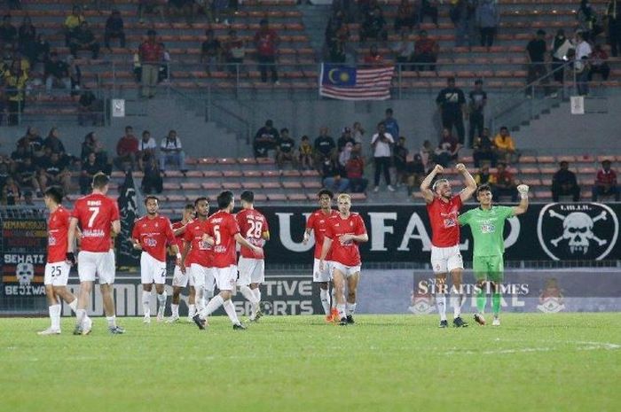 Para pemain Kuala Lumpur City FC tengah merayakan gol.