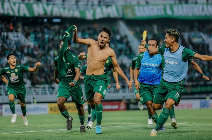 Selebrasi Marselino Ferdinan usai mencetak gol kemenangan Persebaya saat melawan PSIS Semarang di Liga 1 2022-2023 pekan keenam