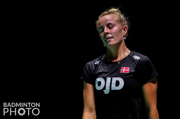 Ekspresi lesu pebulu tangkis tunggal putri Denmark, Mia Blichfeldt, pada babak kedua Kejuaraan Dunia 2022 di Tokyo Metropolitan Gymnasium, Jepang, 24 Agustus 2022. Unggulan ke-15 tunggal putri itu secara mengejutkan dikalahkan Vu Thi Rang (B) dari Vietnam.