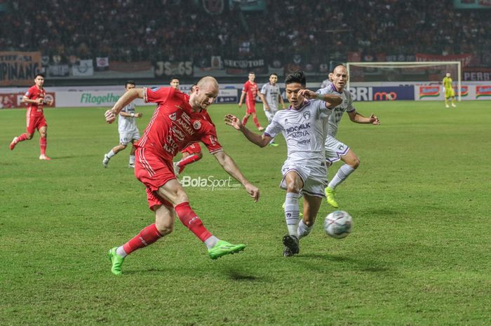 Striker Persija Jakarta, Michael Krmencik (kiri), sedang mengoper bola dalam laga pekan kelima Liga 1 2022 di Stadion Patriot Candrabhaga, Bekasi, Jawa Barat, 24 Agustus 2022.