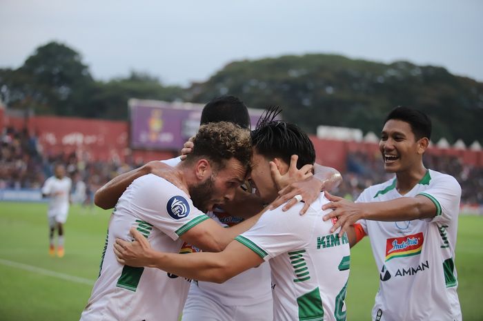 Gelandang PSS Sleman, Kim Jeffrey Kurniawan (tengah) merayakan gol ke gawang Persik kediri.